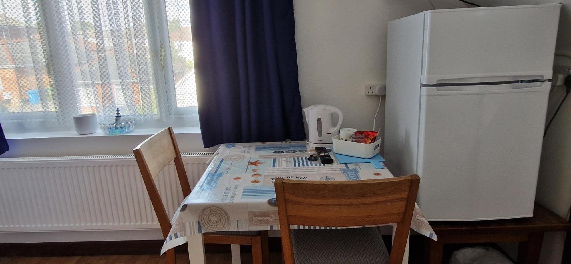Chezzas Homestay Poole Exteriör bild