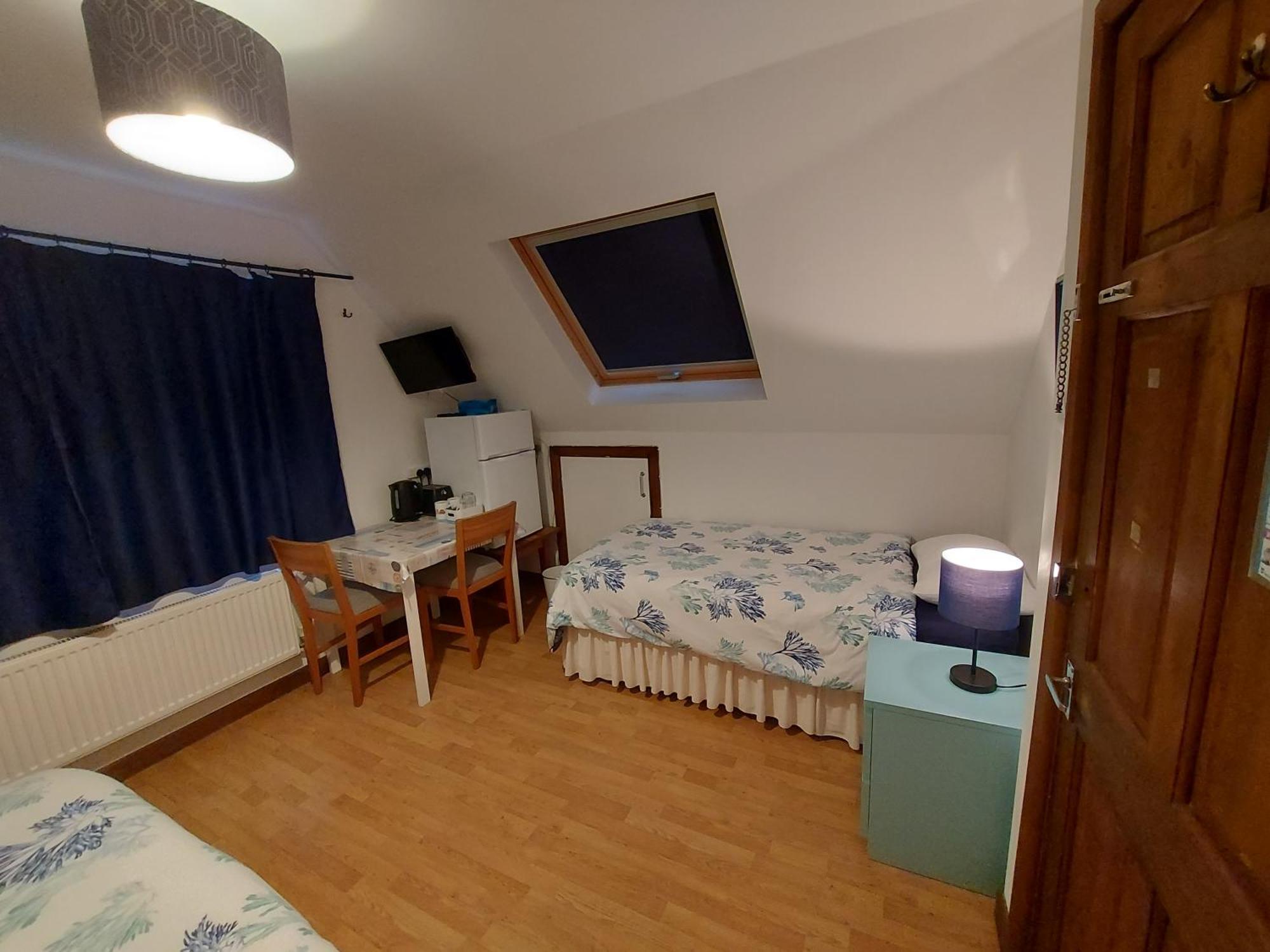 Chezzas Homestay Poole Exteriör bild